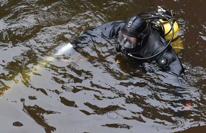 В Петербурге водолазы подняли машину с телом девушки