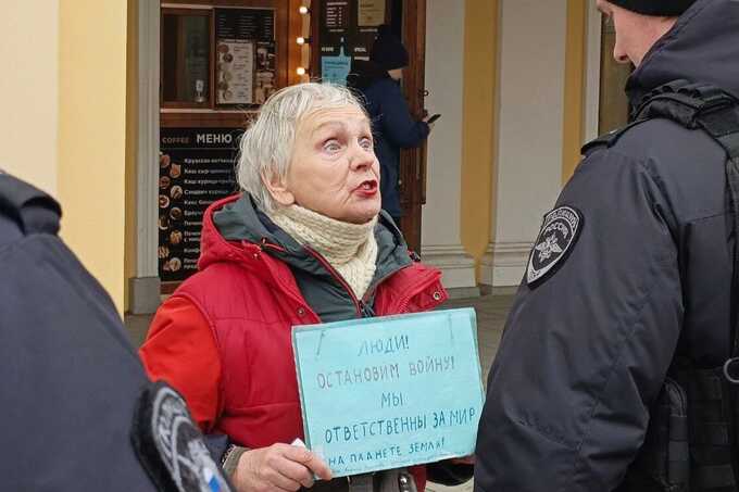 Полиция не стала задерживать активистку Людмилу Васильеву за пикет